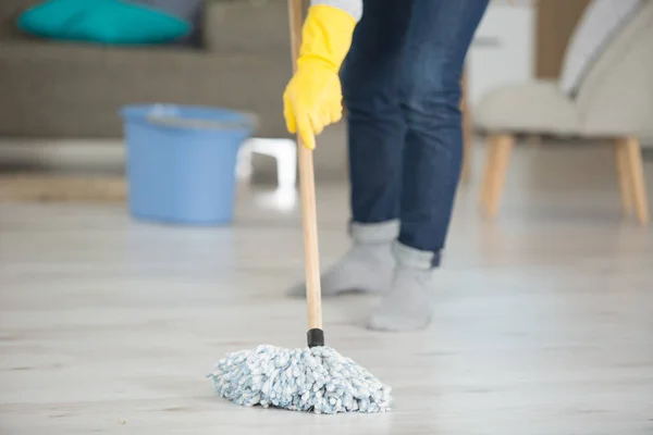 Mulher Está Limpando Chão — Fotografia de Stock