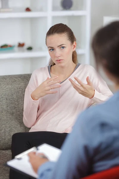 Vrouwelijke Psycholoog Maakt Notities Tijdens Psychologische Therapie — Stockfoto