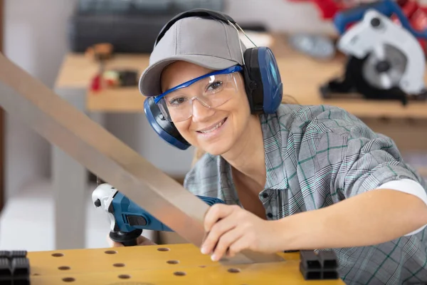 Aprendiz Feminino Oficina Carpintaria — Fotografia de Stock