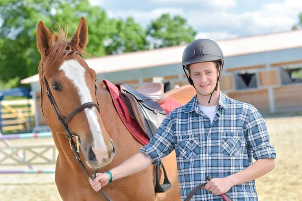 Portarit Homem Chapéu Equitação Segurando Cavalo — Fotografia de Stock