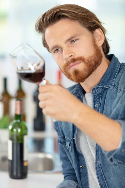 Jovem Feliz Preparando Jantar Romântico Olhando Para Copo Vinho — Fotografia de Stock