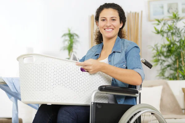 Šťastný Invalidní Žena Nesoucí Koš Prádlo — Stock fotografie