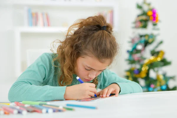 Studentessa Colorazione Albero Natale Sullo Sfondo — Foto Stock