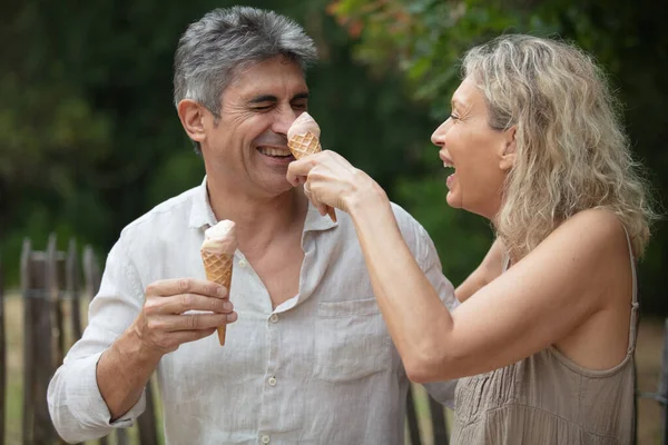 一对快乐的成熟夫妇吃冰淇淋的肖像 — 图库照片