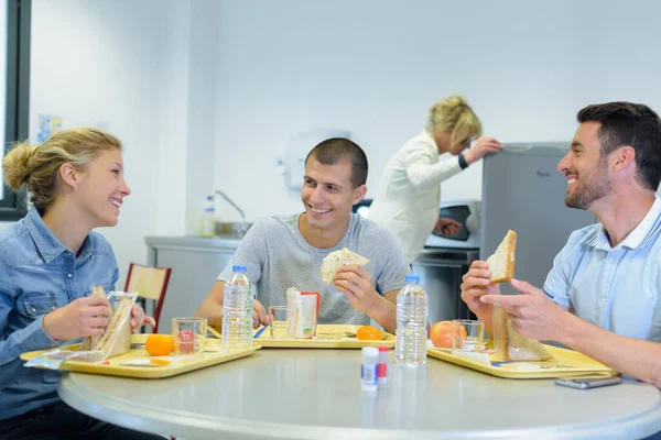 Glade Unge Kolleger Der Spiser Frokost - Stock-foto
