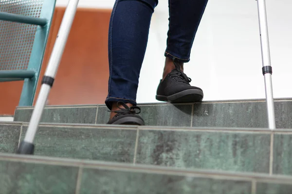 Pessoa Com Perna Quebrada Dificilmente Mover Escadas Com Muletas — Fotografia de Stock