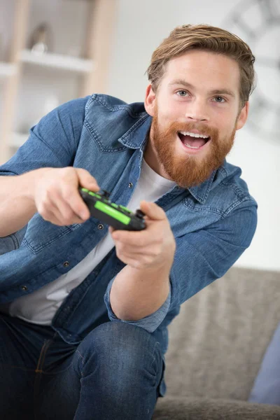 Ευτυχισμένος Άνθρωπος Παίζει Βιντεοπαιχνίδια — Φωτογραφία Αρχείου