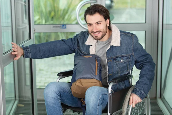 Uomo Disabile Sedia Rotelle Arrivo Ufficio — Foto Stock
