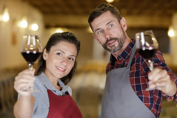 Lächelnde Männer Und Mitarbeiterinnen Beim Blick Auf Wein Glas — Stockfoto