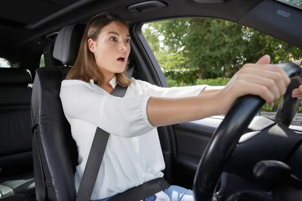 Zszokowana Kobieta Prowadząca Samochód — Zdjęcie stockowe