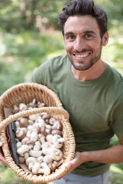Uomo Che Mostra Cesto Funghi Selvatici — Foto Stock