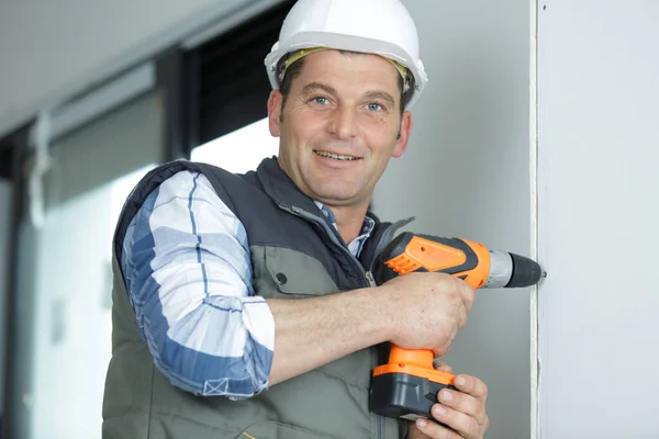 Homme Constructeur Rénovation Avec Perceuse Dans Casque — Photo