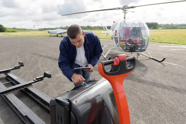 Bir Adam Itfaiye Helikopterini Şarj Ediyor — Stok fotoğraf