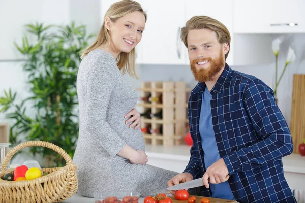 Happy Pregnant Couple Kitchen Cooking Together — Stock Photo, Image