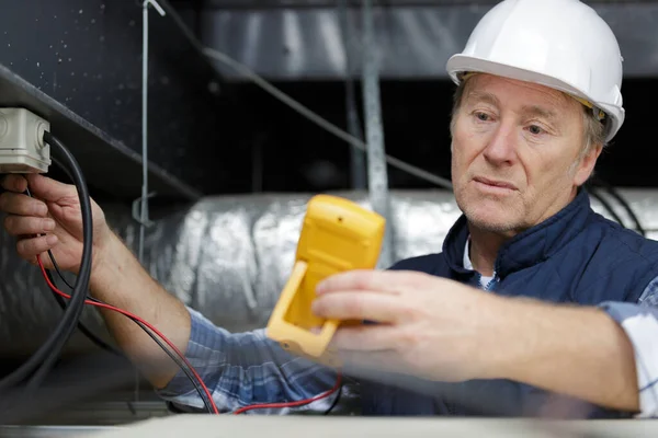 Experienced Electrician Doing Electrical Work — Stock Photo, Image
