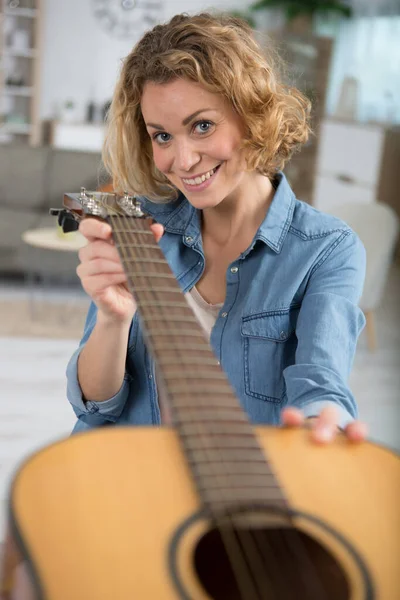 Jovem Bonita Morena Mulher Usando Guitarra — Fotografia de Stock