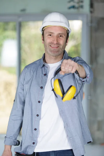 Construtor Masculino Mostrando Proteção Auditiva — Fotografia de Stock