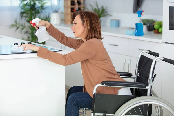 휠체어를 집안일을 아름다운 — 스톡 사진