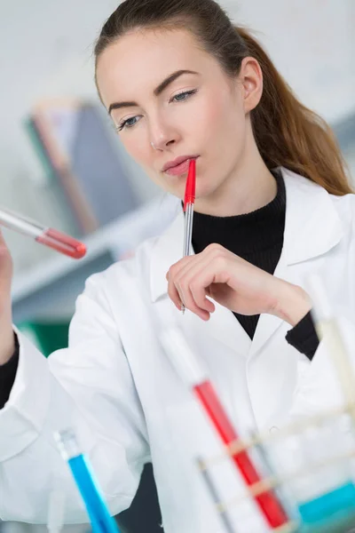 Jeune Femme Scientifique Travaillant Dans Laboratoire Avec Sang — Photo
