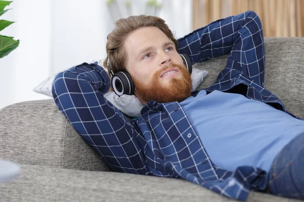 Bebaarde Man Die Naar Muziek Luistert Zich Ontspant Bank Met — Stockfoto