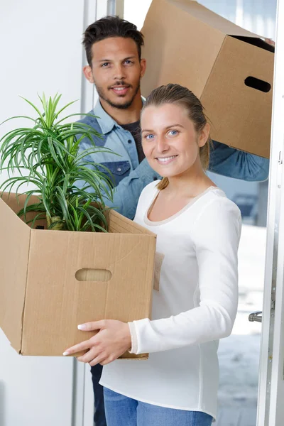 Happy Young Couple Carrying Boxes New Home — Stock Photo, Image