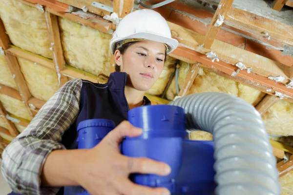 下水道管を固定する女性配管工 — ストック写真