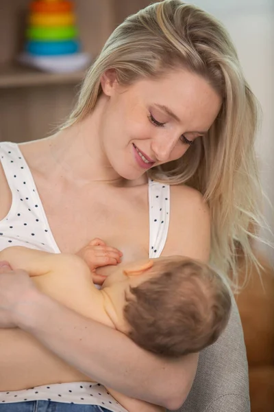 Young Woman Breastfeeding Her Baby Home — Stock Photo, Image