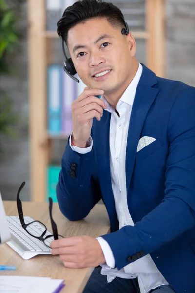 Mladý Atraktivní Jistý Asijské Muž Podnikatel — Stock fotografie