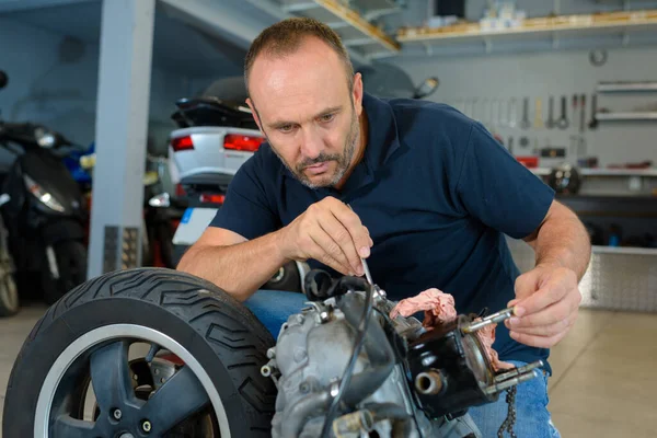 Ein Motorradmechaniker Der Ein Fahrrad Repariert — Stockfoto