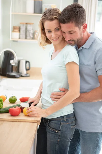 台所で料理を一緒に幸せなカップル — ストック写真