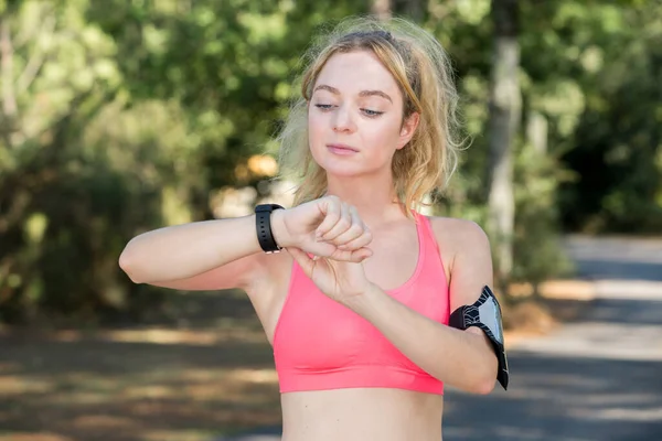 Sport Dziewczyna Sprawdzanie Treningu Smart Watch Ulicy — Zdjęcie stockowe