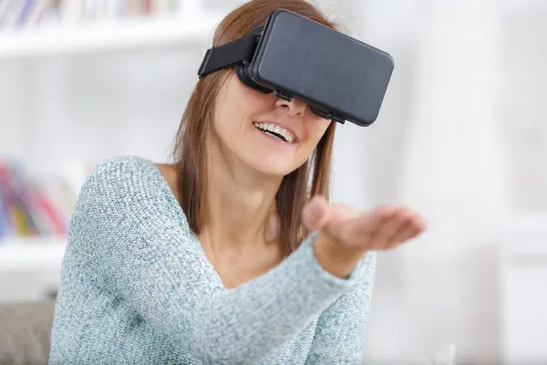 Женщина Играющая Виртуальной Реальности — стоковое фото