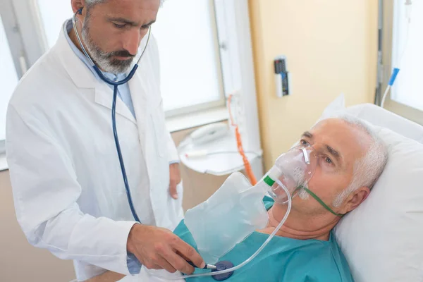 Oude Mannelijke Patiënt Liggend Ziekenhuisbed Met Zuurstofmasker — Stockfoto