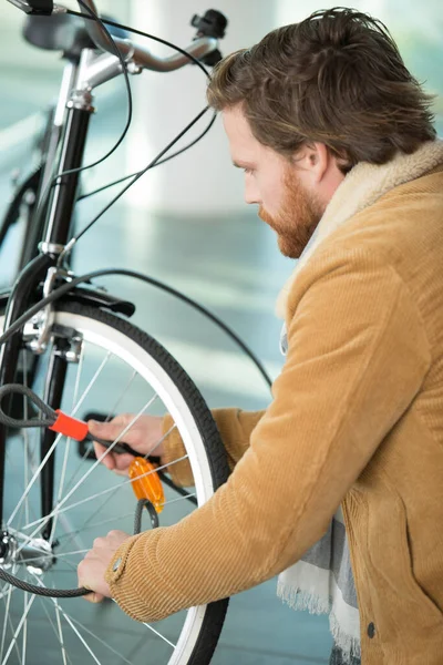Ung Man Låser Cykel Med Kombinationslås — Stockfoto