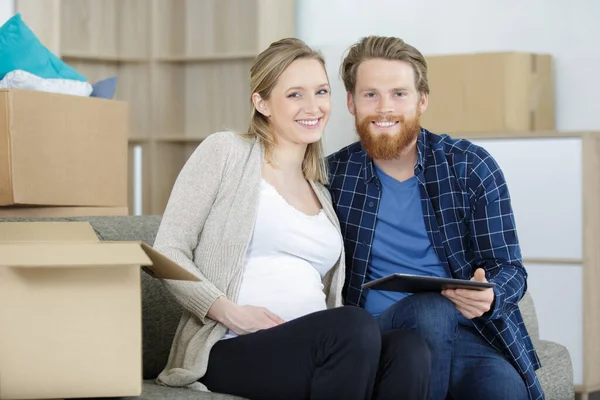 Yeni Evinde Eşyaları Olan Mutlu Hamile Bir Çift — Stok fotoğraf