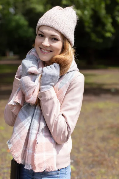 Belleza Chica Invierno Soplando Nieve Parque Invierno Helada —  Fotos de Stock