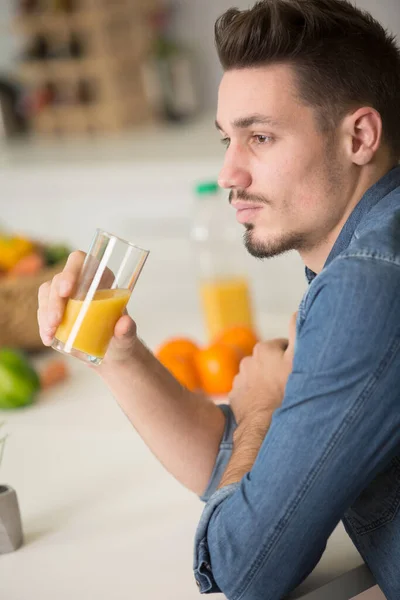 Mann Holder Glass Ferskpresset Appelsinjuice – stockfoto