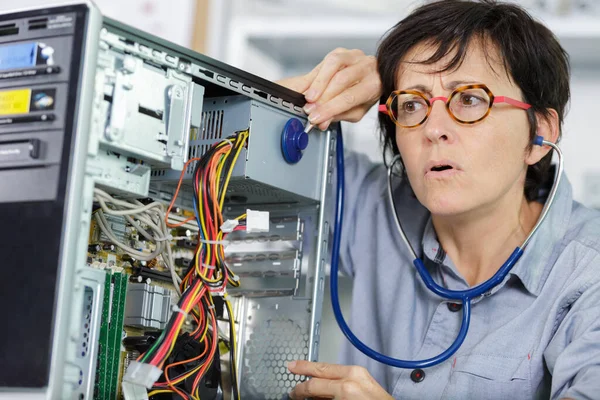 Žena Kontrolující Počítač — Stock fotografie