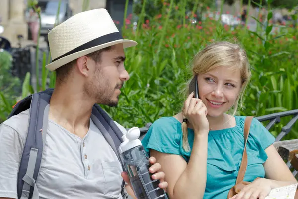 Pareja Sentó Banco Del Parque Mujer Usando Teléfono Celular —  Fotos de Stock