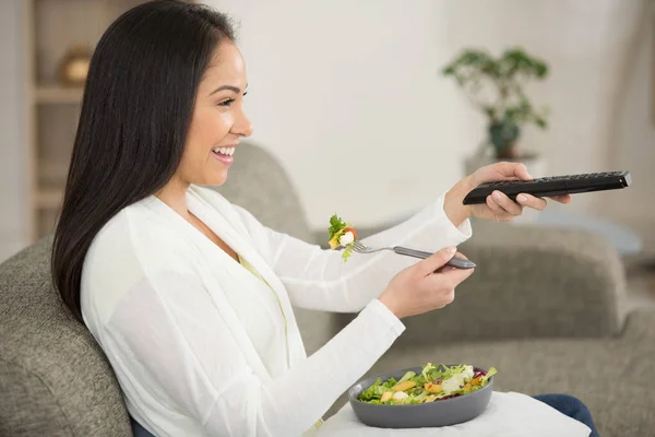 Mujer Feliz Comiendo Ensalada Verduras Frescas Mientras Televisión — Foto de Stock