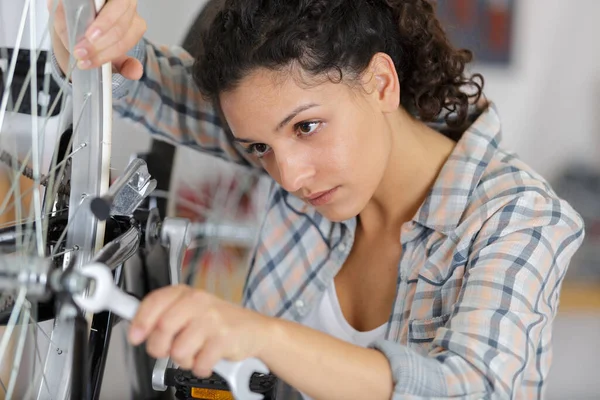 Female Technician Fixing Bike — Stock Photo, Image