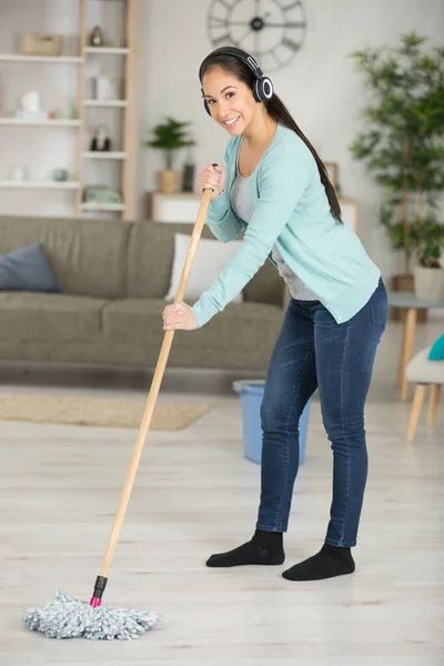 Schöne Frau Putzt Boden Hause Mit Einem Wischmopp — Stockfoto
