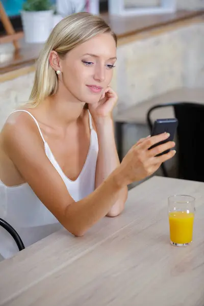 Young Woman Texting Bar Orange Juice — Stock Photo, Image