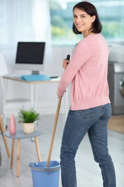 Bela Jovem Mulher Limpeza Chão Casa Usando Uma Esfregona — Fotografia de Stock