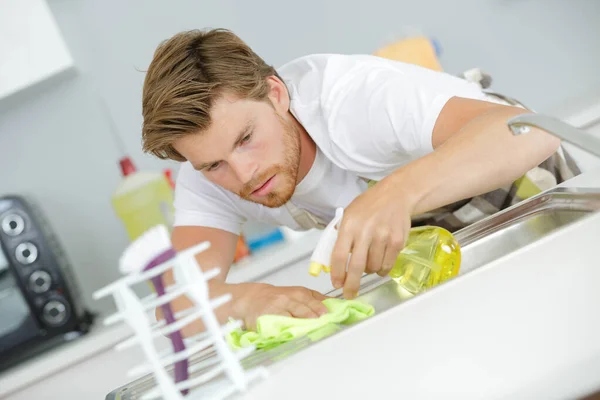Man Cleaning Sink — Stock Photo, Image