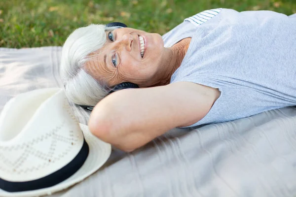 Senior Vrouw Ontspannen Het Park — Stockfoto
