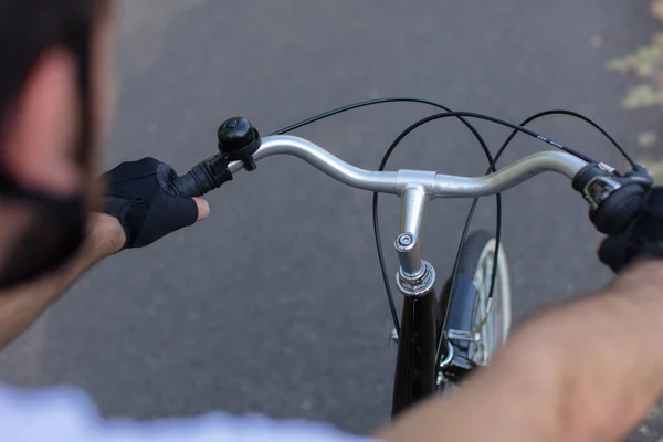 Закройте Руки Мужчины Велосипедных Ручках — стоковое фото