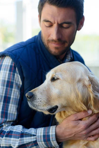 Veterinário Masculino Certificando Que Cão Está Indo Bem — Fotografia de Stock