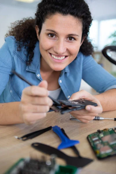 Engineer Focused Repair Electronic Equipment — Stock Photo, Image