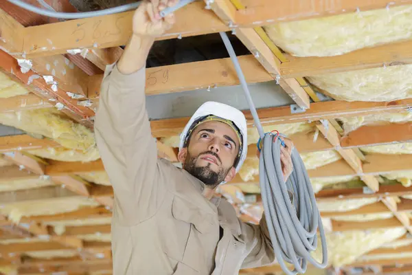 Tavanda Bir Elektrik Kablosu Için Bağlanıyor — Stok fotoğraf